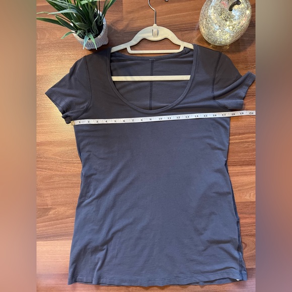 Lululemon Tee Shirt 👚 With Cute Pockets Grey - Picture 3 of 5